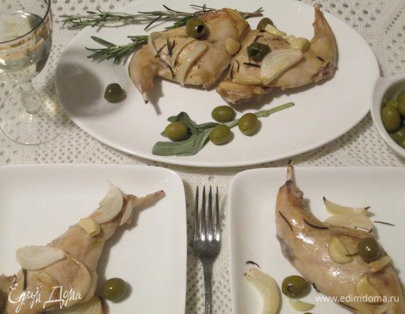 В назначенное время вынимаем блюдо из духовки и подаем с белым вином.
Boun appetito!