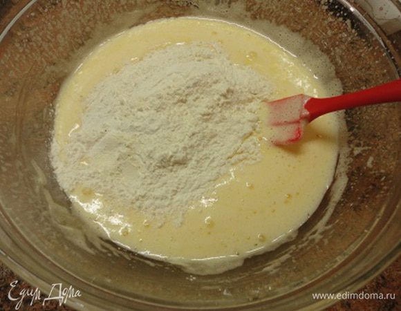 Муку, крахмал, соль и соду (ее специально гасить не требуется, эту работу сделает лимонный майонез) смешать, просеять и добавить к яично-майонезной смеси.