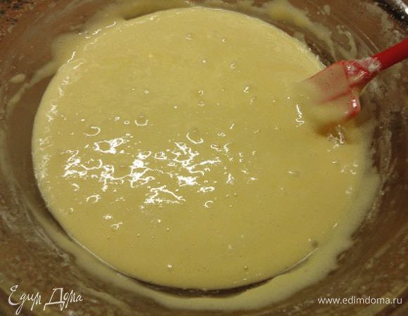 Перемешать. Получается красивое, нежное по цвету и структуре, довольно жидкое тесто. Выливаем в форму (20 см) и выпекаем 25 — 30 минут при температуре 190 — 200°С (ориентируйтесь по своей духовке). Кекс вполне самодостаточен, можно и так подавать к чаю или посыпать сахарной пудрой, после того, как он остынет. А я решила приготовить глазурь.