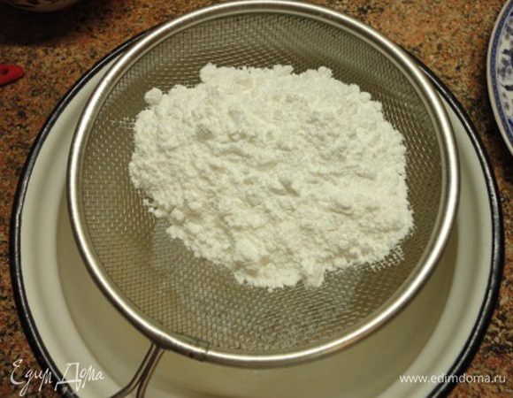 Сахарную пудру, даже от надежного производителя, лучше просеять, просто для того, чтобы она имела однообразную структуру. Сравните.