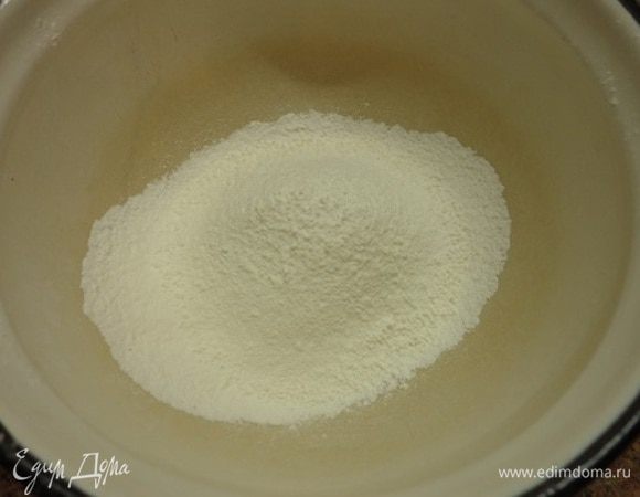 Теперь добавьте 1 ст. ложку свежевыжатого лимонного сока и 1 ст. ложку горячей воды. Смешиваем все растирающими движениями. Мне удобно делать это силиконовой лопаткой. Для того, чтобы глазурь растекалась, мне понадобилось еще капелька, примерно половина чайной ложки, воды.