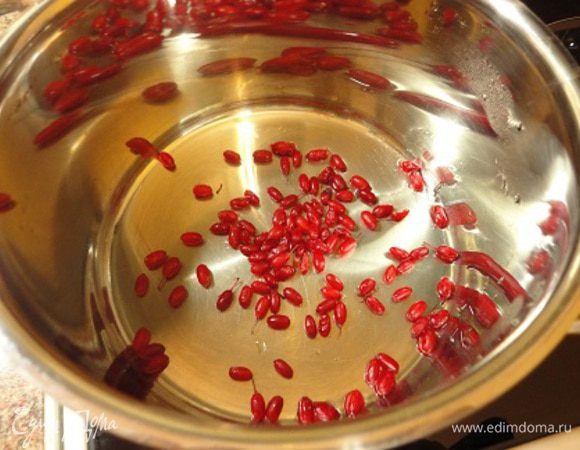 У меня с лета в морозилке заготовлен барбарис с дачи сестры. Ягоду можно не размораживать, а сразу выкладывать в емкость для приготовления напитка.