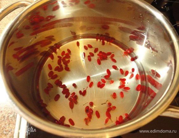 Заливаем стаканом горячей воды, доводим до кипения, выключаем плиту и оставляем закрытым на 5 минут.