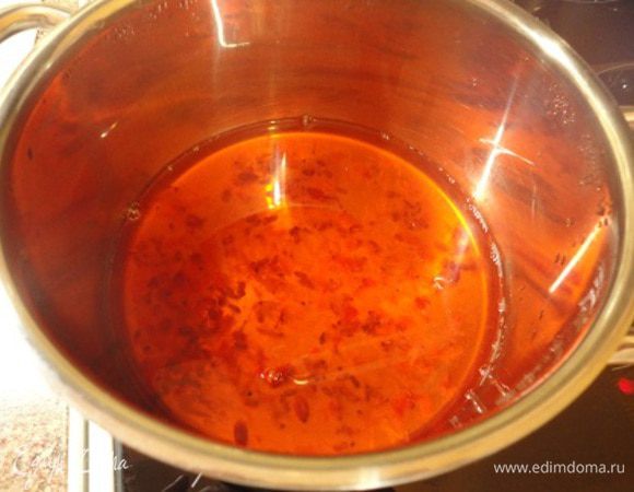 Ягода стала мягкой, ее можно размять ложкой. Добавить сахар или мед, ваниль, процедить в бокал.