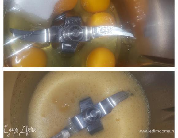 В это время взбить 5 яиц с щепоткой соли и 2,5 ст. л. сахара.