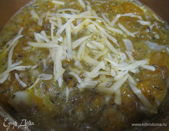 Когда края начнут отходить, посыпьте натертым сыром и отправьте в духовку на 10 мин.