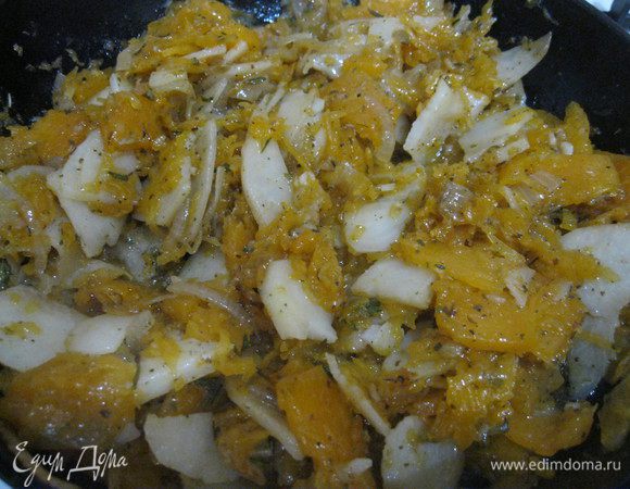 Нагрейте духовку до 180°С. Когда овощи станут однородно-кашеобразные и практически развалятся, переместите их в миску с яйцами, перемешайте. Сковороду протрите от остатков и смажьте сливочным маслом, вылейте в нее эту смесь. Поставьте на небольшой огонь и готовьте на огне 10 минут. Когда края начнут схватываться по бокам сковороды, аккуратно отодвиньте их лопаткой. 
