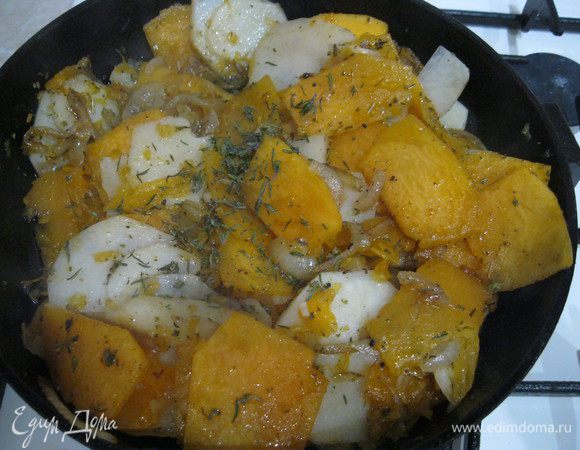 Лук поджарить на сковороде с растительным маслом. Через несколько минут к луку добавить нарезанные овощи, посолить, поперчить, добавить травы и мускатный орех. Все перемешать. Убавить огонь до минимума и дать потушится минут 15 под крышкой. Временами помешивать. Если нужно долить немного масла или воды.