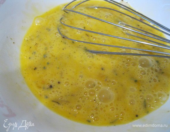 Яйца взбить венчиком, добавить соль и перец. Отставить в сторону.