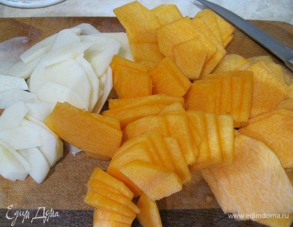 Все овощи нарезать тонкими слайсами. 