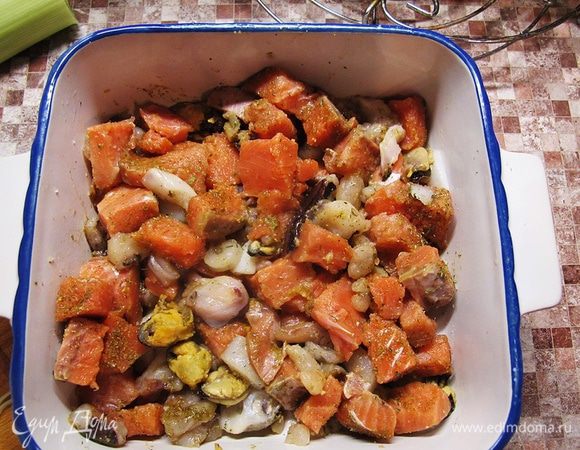 Морской коктейль разморозить, лосося ТМ «Магуро» нарезать небольшими кубиками. Все сложить в жаропрочную посуду для запекания, посолить, посыпать специями для рыбы, полить лимонным соком.