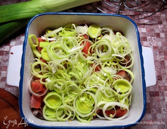 Лук-порей нарезать колечками и выложить поверх рыбы.