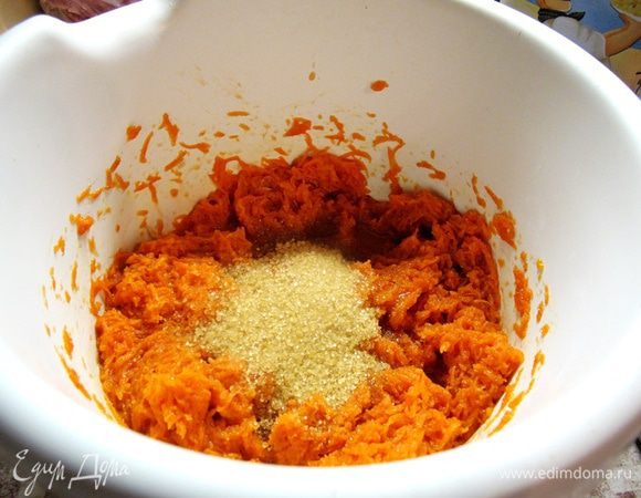 Добавьте сахар, растительное масло, тертую цедру. Хорошо перемешайте.
