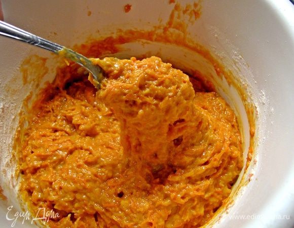 Добавьте муку и замесите густое тесто, как на оладьи.