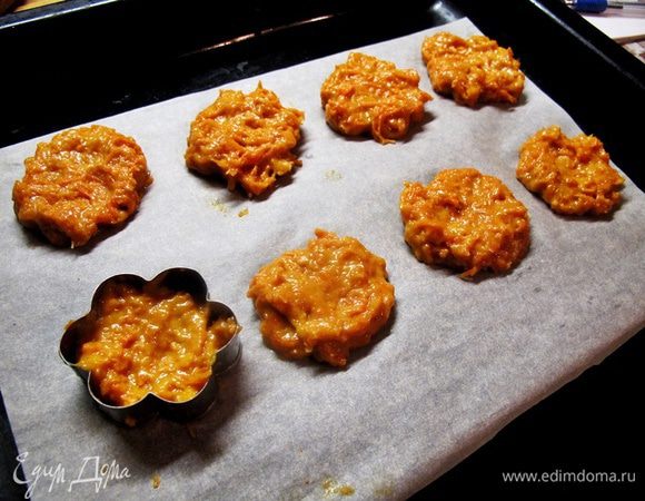 Печенье выкладываем на противень с помощью ложки и формочки, чтобы печенье получилось одинакового размера. Выкладывать надо на расстоянии, т.к. при выпечке печенье увеличится. Выпекаем в разогретой духовке 25 минут при 170 — 180°С. Если печете одновременно на двух противнях, в середине выпечки их надо поменять местами.