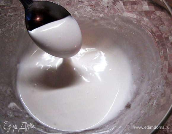 Пока печется печенье, готовим белковую глазурь. Белки взбиваем с сахаром и несколькими каплями лимонного сока до «мягких» пиков. Видно, как глазурь очень медленно стекает с ложки. На этом взбивание надо закончить.
