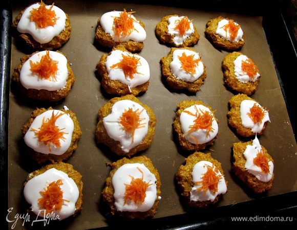 Достаем из духовки печенье и ложкой наносим на него глазурь. Она прекрасно ложится, не течет и блестит. В серединку можно положить немного натертой цедры, или моркови, или каплю абрикосового джема. Затем ставим печенье на 5 — 10 минут в выключенную духовку, чтобы подсушить глазурь.