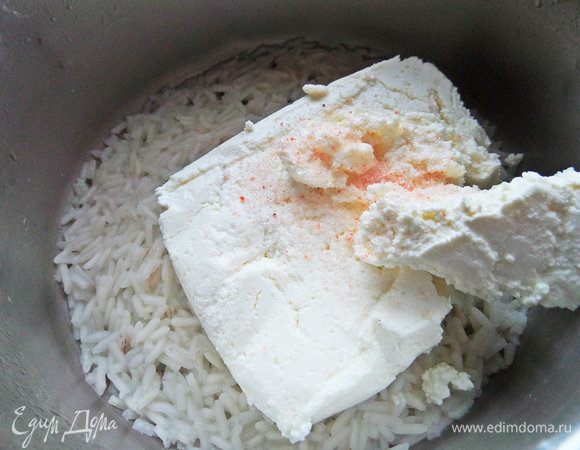 Рис указан уже отваренный, можно отварить в пакетике. Можно брать риса и больше (в оригинале 250 г), но мне не хотелось сильно рисового вкуса. Для нижнего слоя смешать готовый рис с творогом и солью.