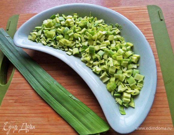 Лук-порей измельчить.