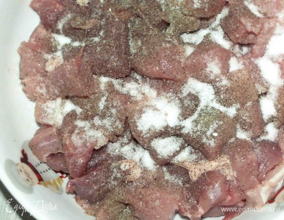 Свиной окорок помыть, обсушить. Нарезать на кусочки. Добавить соль и перец по вкусу. 