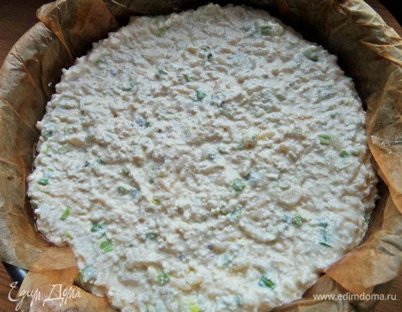 Форму со съемными бортами застелить промазанной бумагой и утрамбовать нижний слой запеканки.