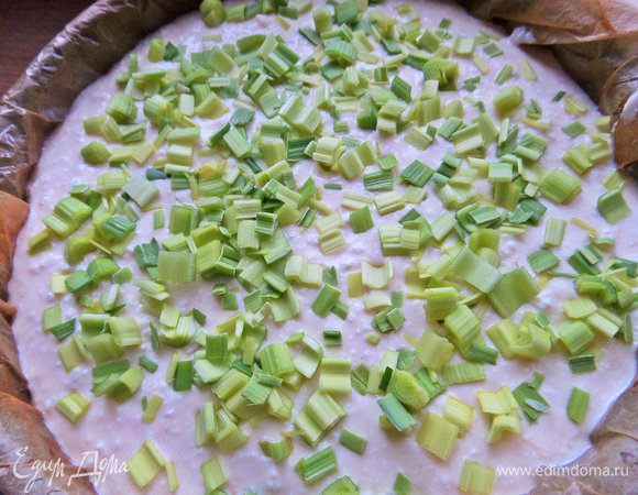 Припорошить луком. Поставить в духовку на 180°С.