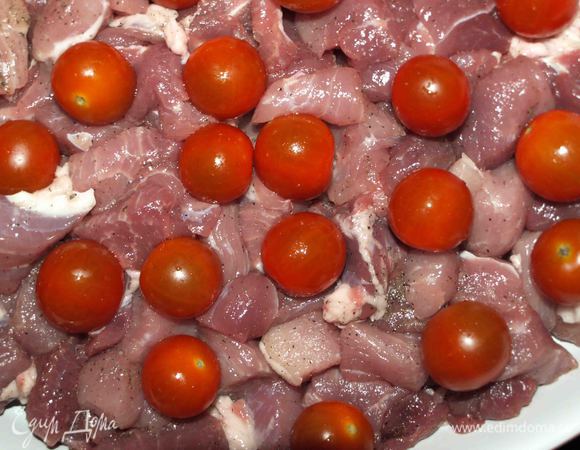 Свинину перекладываем в жаропрочную посуду, сверху укладываем помидоры черри.