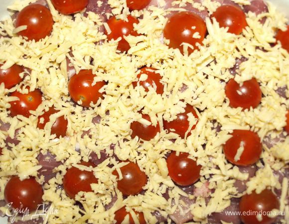 Трем на крупной терке сыр. Посыпаем мясо и помидоры.