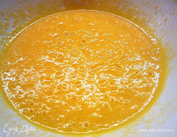 Готовую тыкву перекладываем в чашку, даем немного остыть, добавляем щепотку соли и пюрируем ее с помощью блендера.