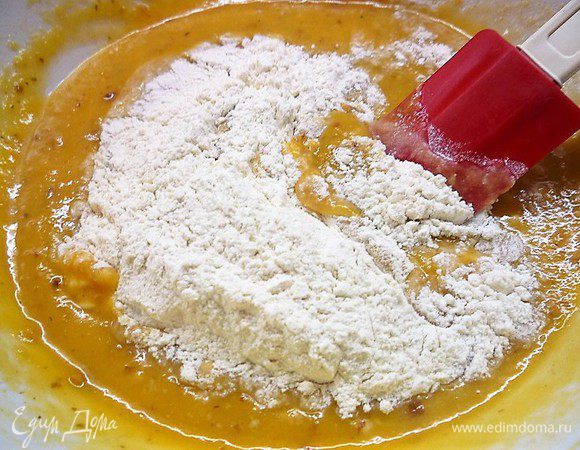 Добавляем просеянную муку и разрыхлитель теста.