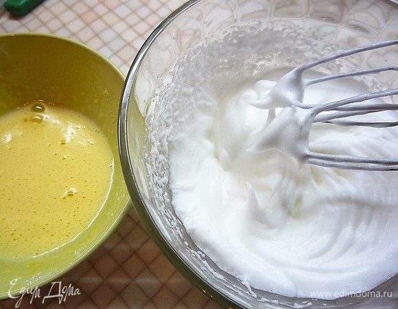 Белки отделяем от желтков. Желтки взбиваем добела. Белки взбиваем в крепкую пену.