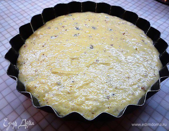 Подготовленное тесто выливаем в форму.