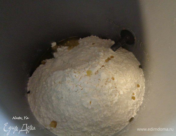 Тесто я делала в хлебопечке. Загрузить в ведерко хлебопечки муку, соль и оливковое масло. Муки может понадобится больше, смотрите по консистенции, должен получиться колобок из теста.