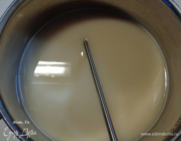 Дрожжи растворить в теплом (38 — 40°С) молоке.