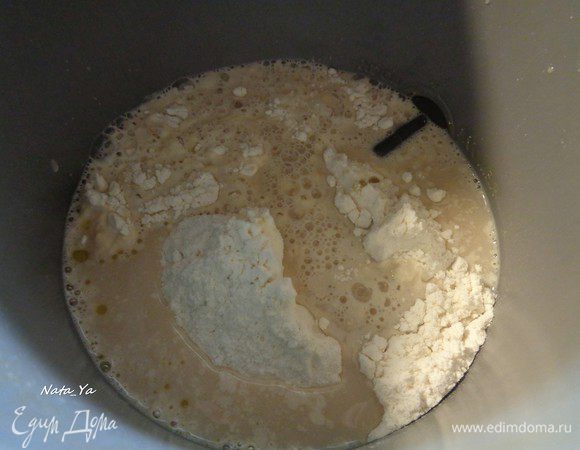 Добавить дрожжи с молоком в ведерко хлебопечки и запустить программу «только тесто».