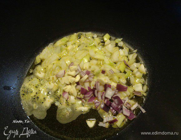 Пока тесто замешивается, займемся начинкой. 
Баклажан порезать кубиком, присыпать солью, пожмякать немного и отставить на 20 минут.
Я всегда так делаю, это помогает баклажану не впитывать так много масла, как обычно. Луковицу и чеснок порезать и отправить пассироваться в растительном масле до светло-золотистого цвета. У меня попал под раздачу и красный лук.