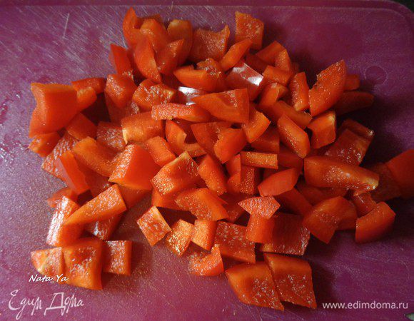 Перец порезать кубиком.