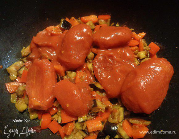 Помидоры в собственном соку добавить к овощам. 