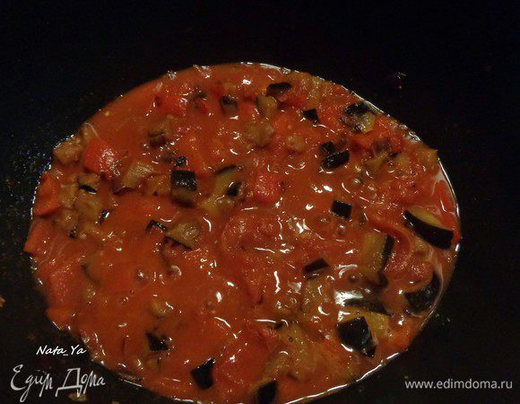 В банку из помидор налить кипяченой воды, перемешать и одну треть вылить в овощи. Толкушкой немного подавить помидоры. И оставить тушиться на маленьком огне примерно на полчаса.