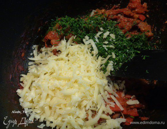 Посолить и поперчить овощи. Добавить к ним тертый на крупную терку сыр и мелкопорезанный укроп.