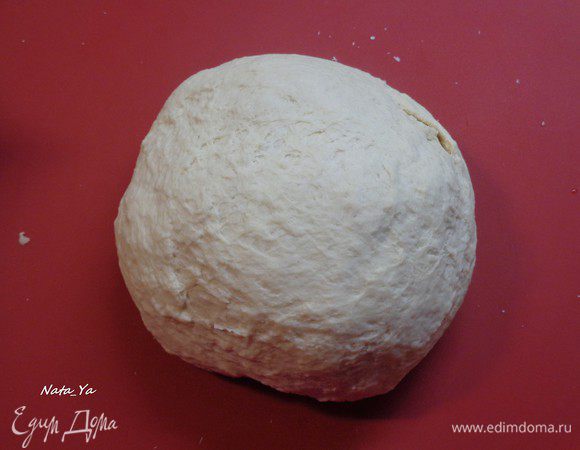 Готовое тесто достать из хлебопечки.