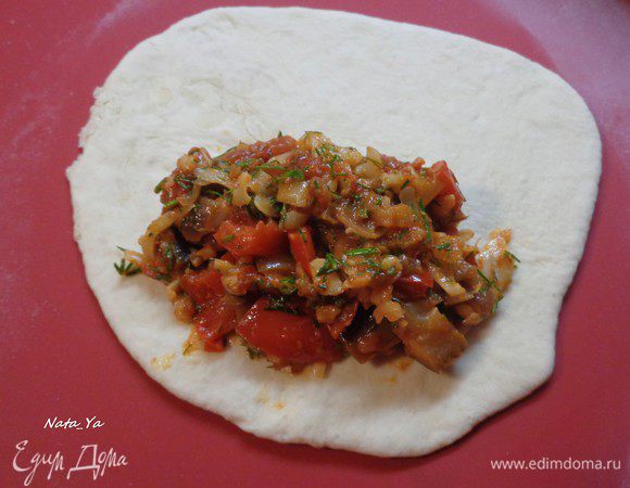 Каждую часть раскатать в круг. На одну половину выложить 3 — 4 ст. л. начинки.