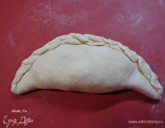 Соединить края лепешки, защипнуть и завернуть косичкой.