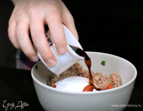 Тунец смешать с луком, помидорами, сметаной, соевым и острым соусом.