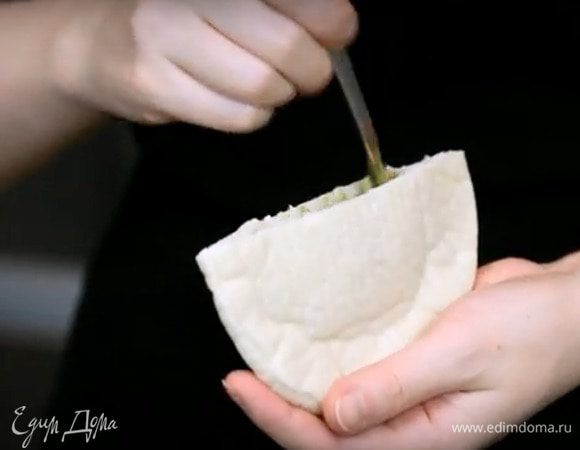 Разрезать питу пополам, смазать изнутри песто.