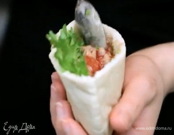 Внутрь положить листья салата и начинку из тунца.