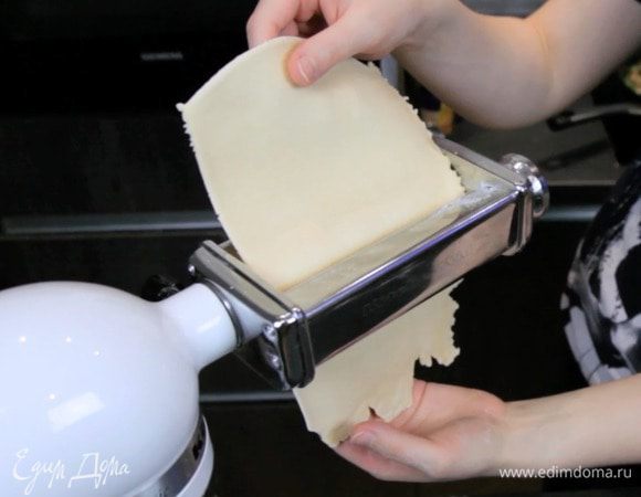 Раскатать очень тонко тесто с помощью паста-машины. 