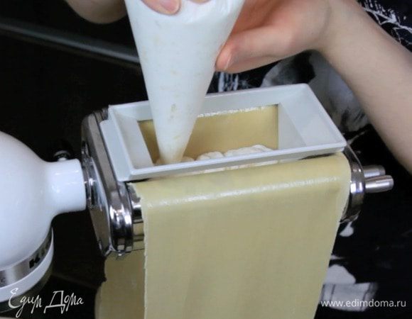 Далее я использую специальную насадку, которая сама формирует равиоли.