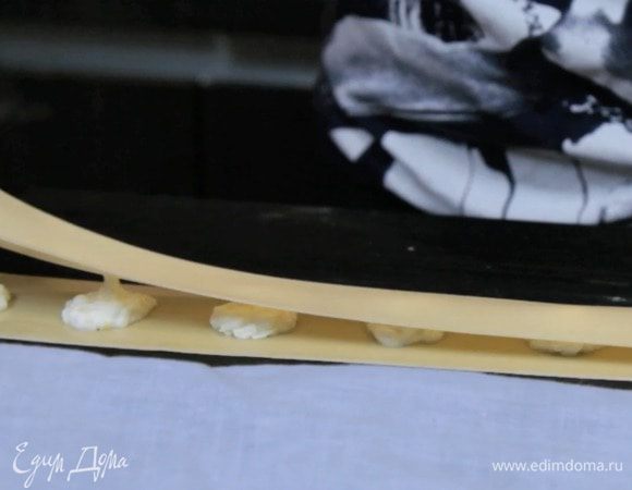 Накрыть второй полоской теста.