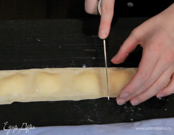 Хорошо их соединить между собой и нарезать на порции.